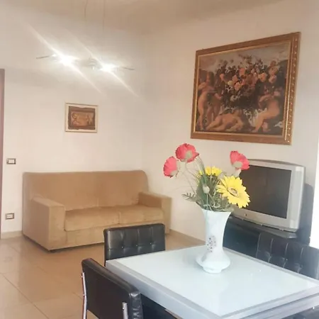 アパート Charming In 80 M² Garden View チヴィタノーヴァ・マルケ